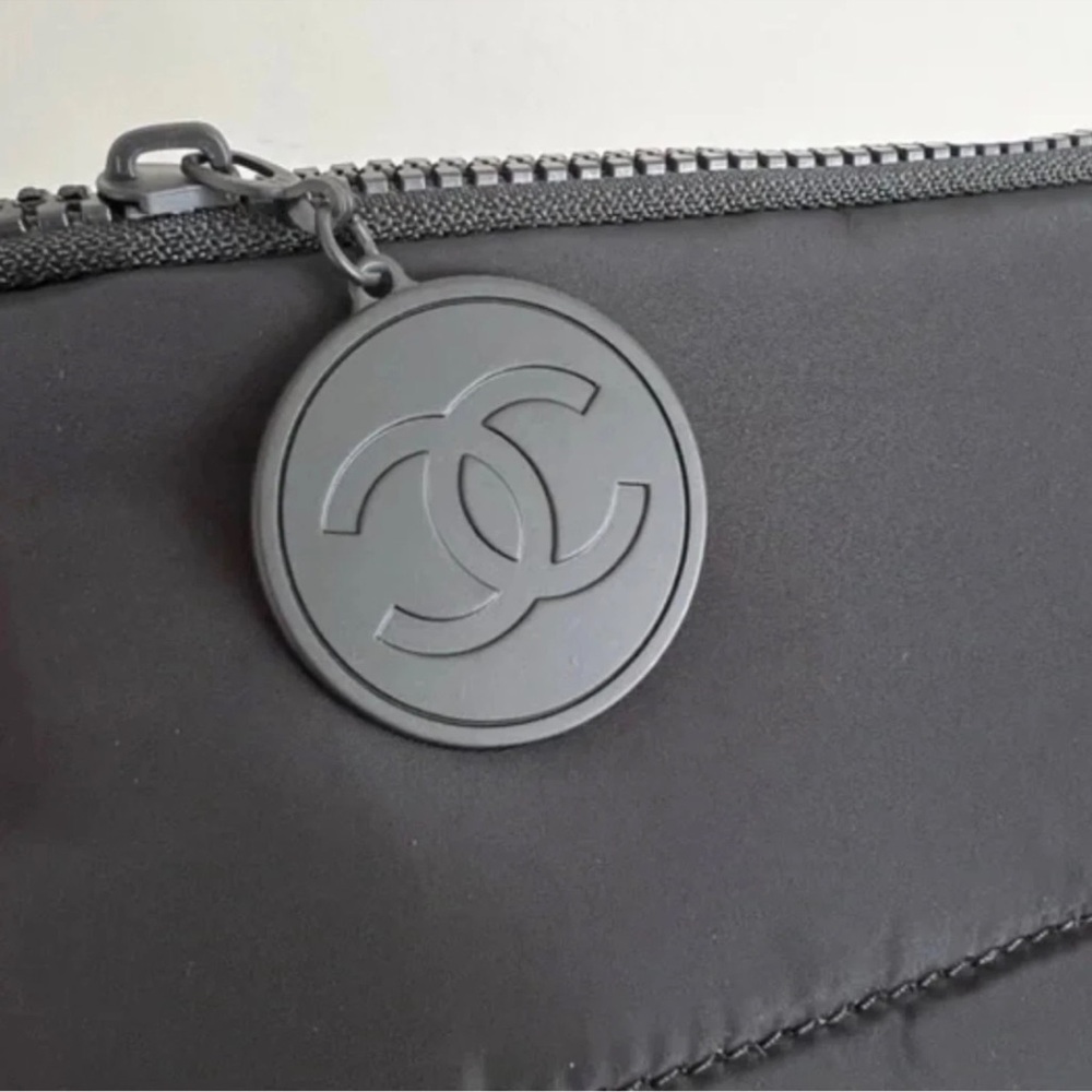 CHANEL puffer cosmetics bag - black - Picture 2 of 4